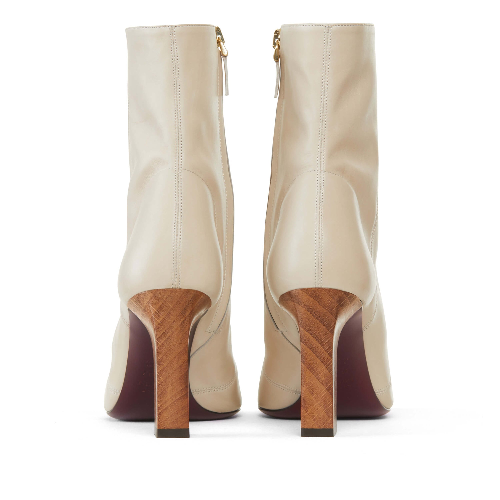 Bottine en veau non doublé. Talon de 8,5 cm sculpté dans un bois de hêtre. Edition Signature N.002 de La Ligne Numérotée. 