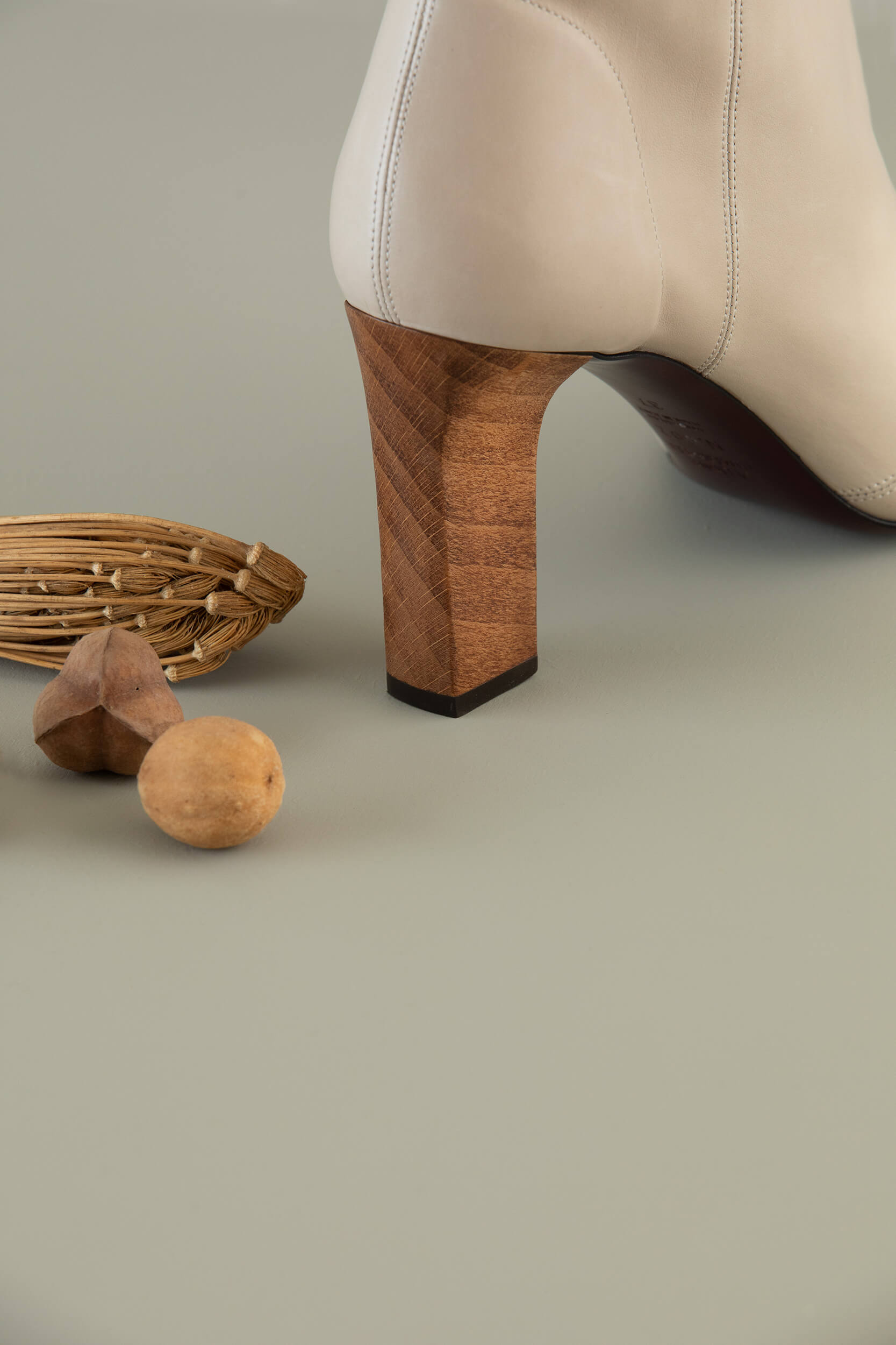 Bottine en veau non doublé. Talon de 8,5 cm sculpté dans un bois de hêtre. L’édition N.002 est fabriquée en Toscane Italie