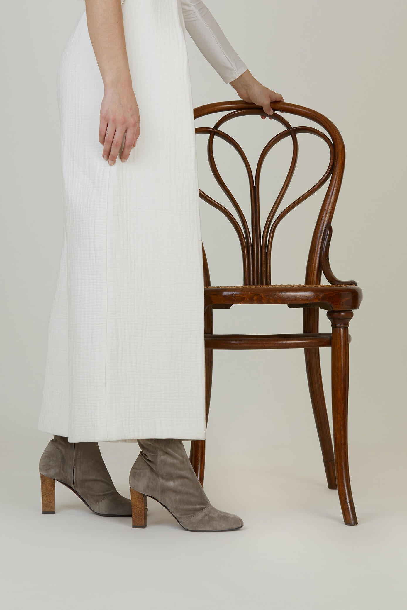 Bottine luxe made in Italy. Talon en bois de hêtre. Un modèle qui se décline en noir, bordeaux et gris. La Ligne Numérotée