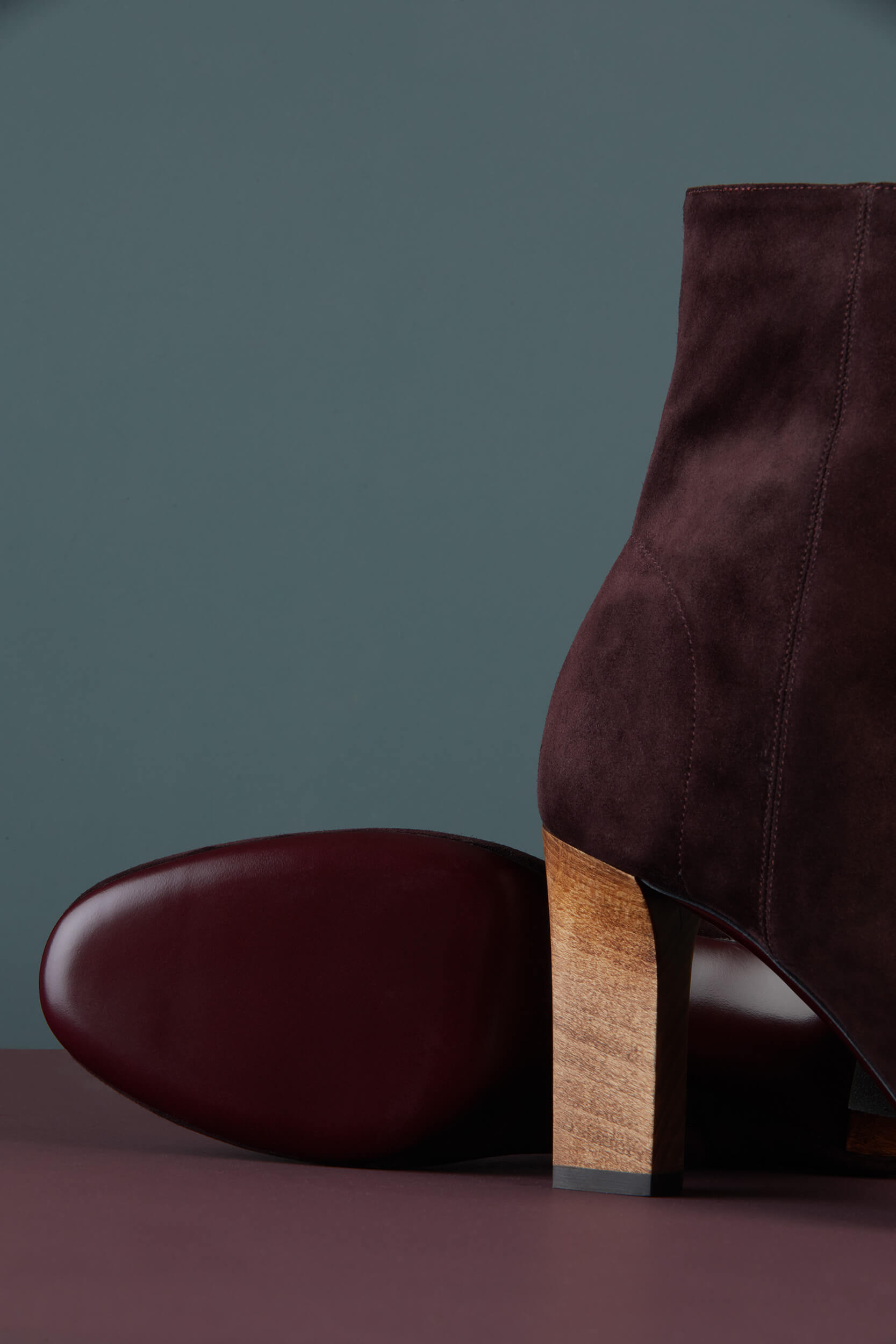 Bottine femme en veau velours. Faussement appelé daim, ce cuir cachemire provient d'une prestigieuse tannerie italienne. 