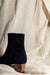 Boots petits talons en daim  – marine -  élégante et intemporelle pour accompagner toutes vos tenues printemps-été 2022 -  talon en bois de hêtre de 4,5 cm - bottine ultra confortable et non doublée  – Fabrication Italienne - La Ligne Numérotée