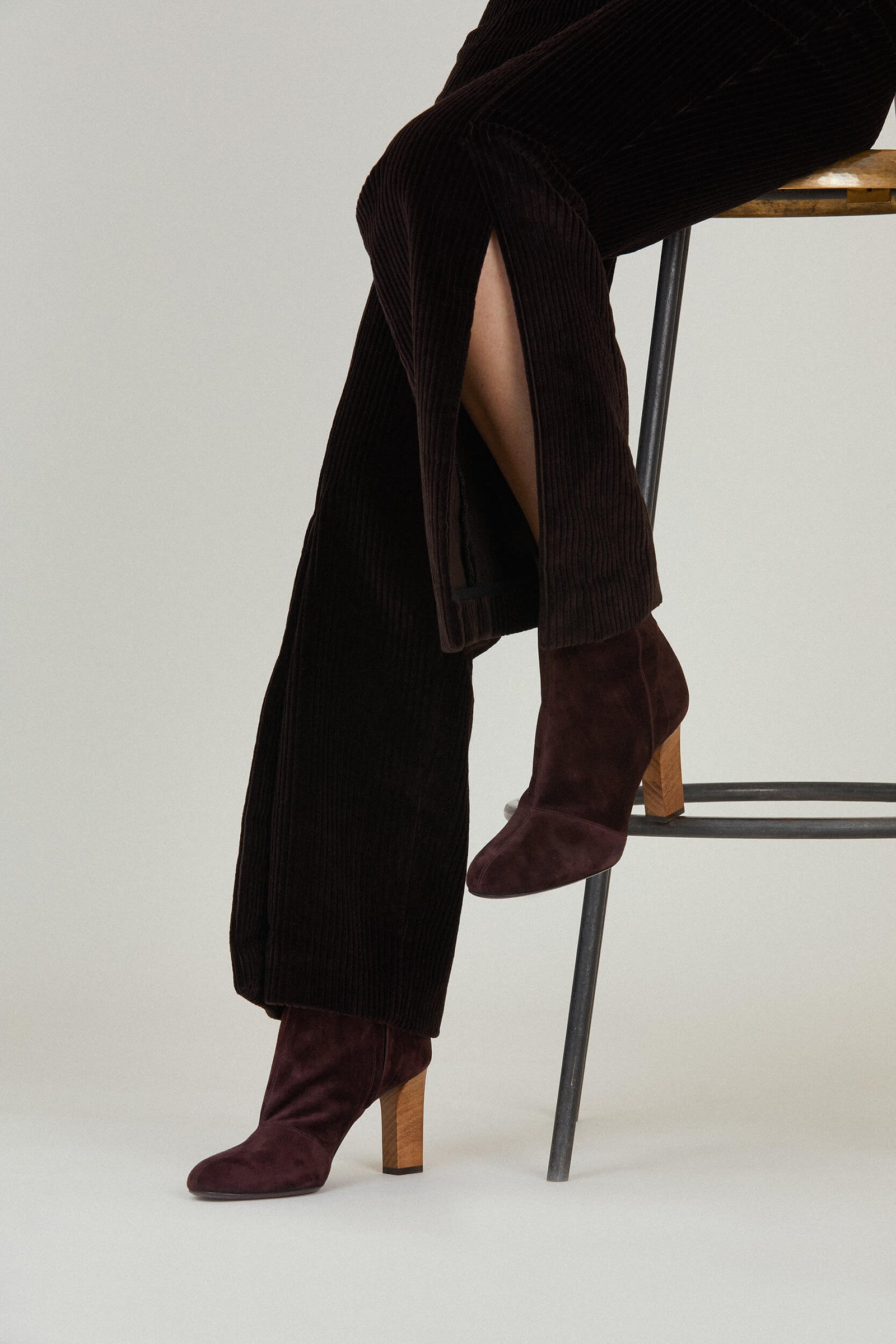 La bottine N.002 véritable seconde peau est fabriquée en Italie dans la qualité cachemire de chez Bonaudo. La Ligne Numérotée