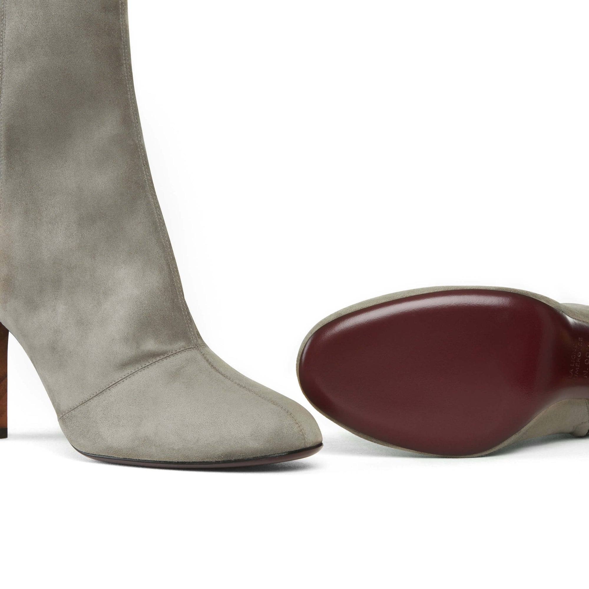 Bottines grises. Un gris changeant qui s'accommode avec de nombreuses autres couleurs. La Ligne Numérotée