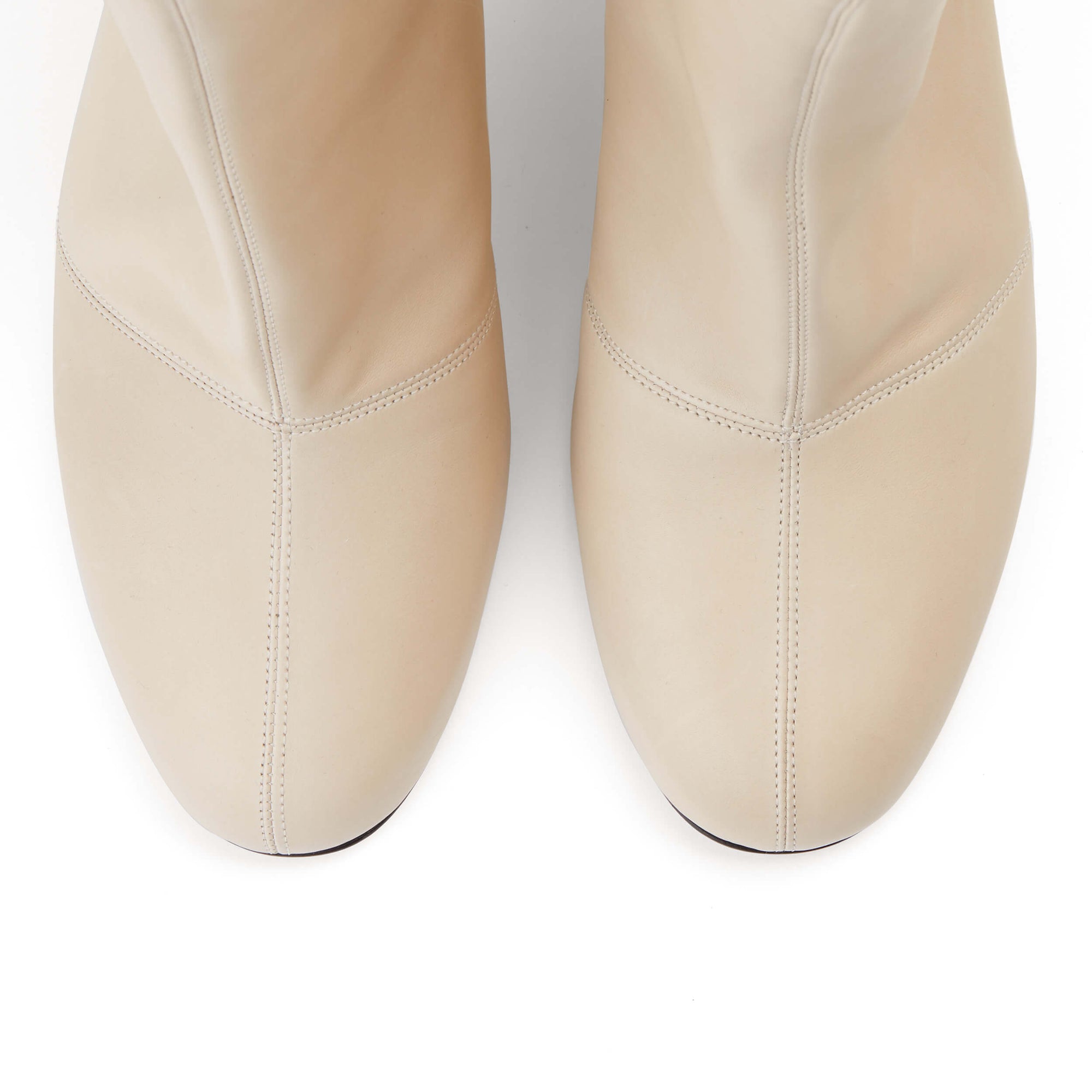 La bottine N.002 véritable seconde peau est fabriquée en Italie  - Edition Signature N.002 de La Ligne Numérotée. 