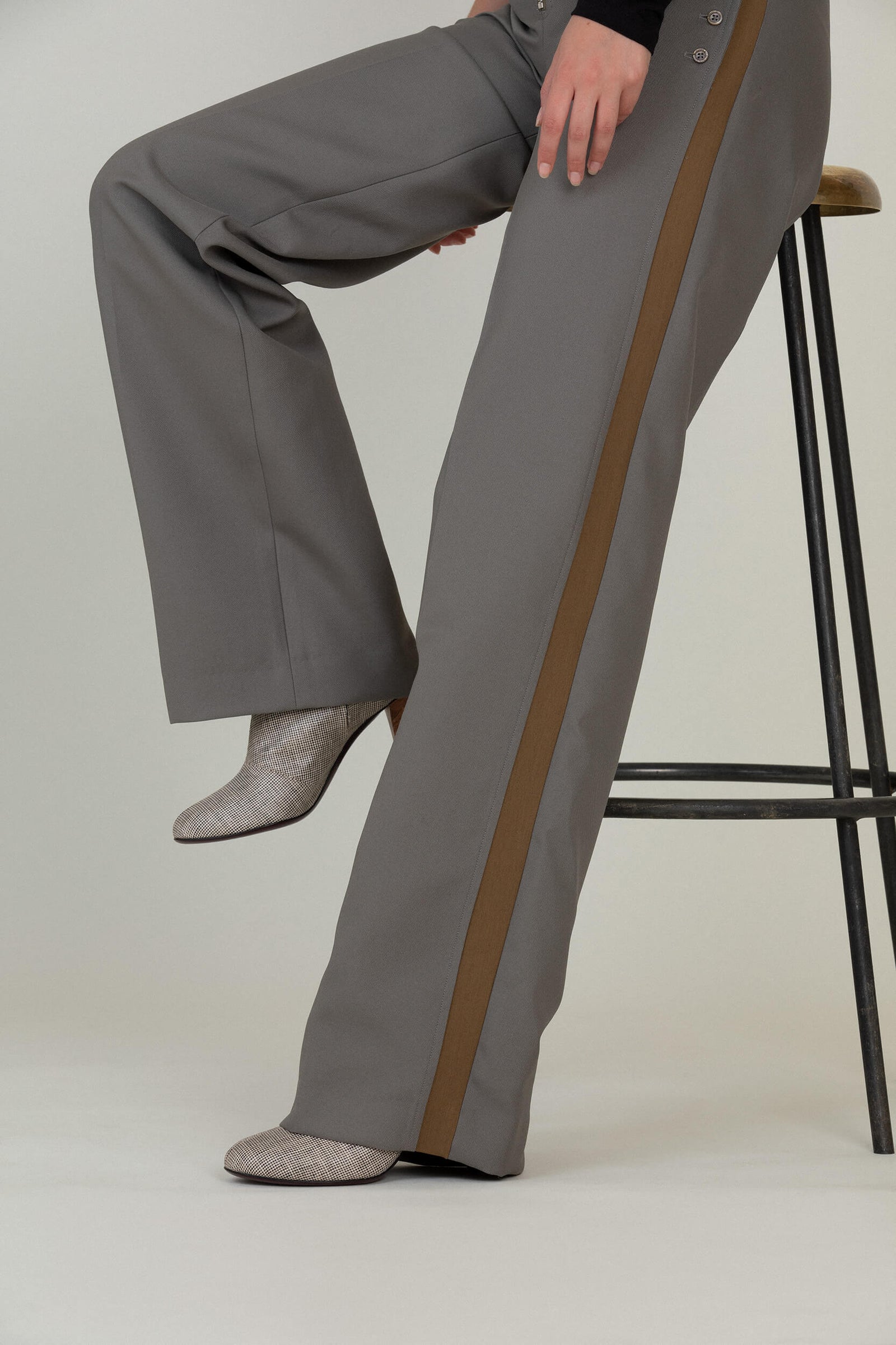 Bottine en lin enduit avec un talon de 8,5 cm en bois de hêtre.  Cette bottine en tissus est entièrement doublée. Le lin enduit apporte à cette Edition Signature une touche estivale. La Ligne Numérotée.