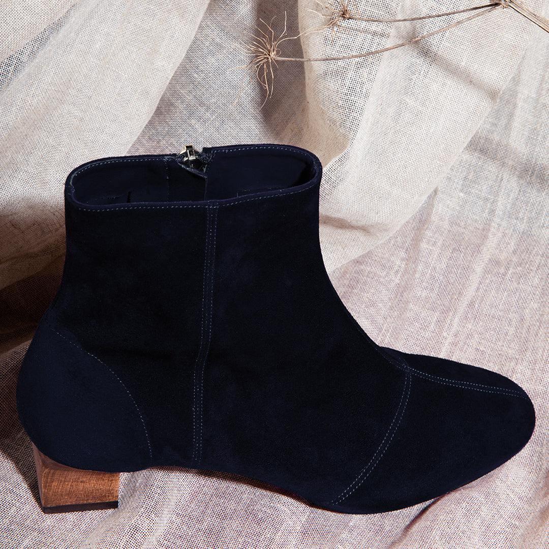 Boots talon en bois de 4,5 cm - en cuir de veau velours de chez Bonaudo bleu nuit – tannerie italienne renommée pour la qualité de ses peaux et la qualité de ses couleurs -  double surpiqure – zippé côté  - la bottine printemps-été 2022 – Fabrication Italienne – Edition Signature N.006 de La Ligne Numérotée