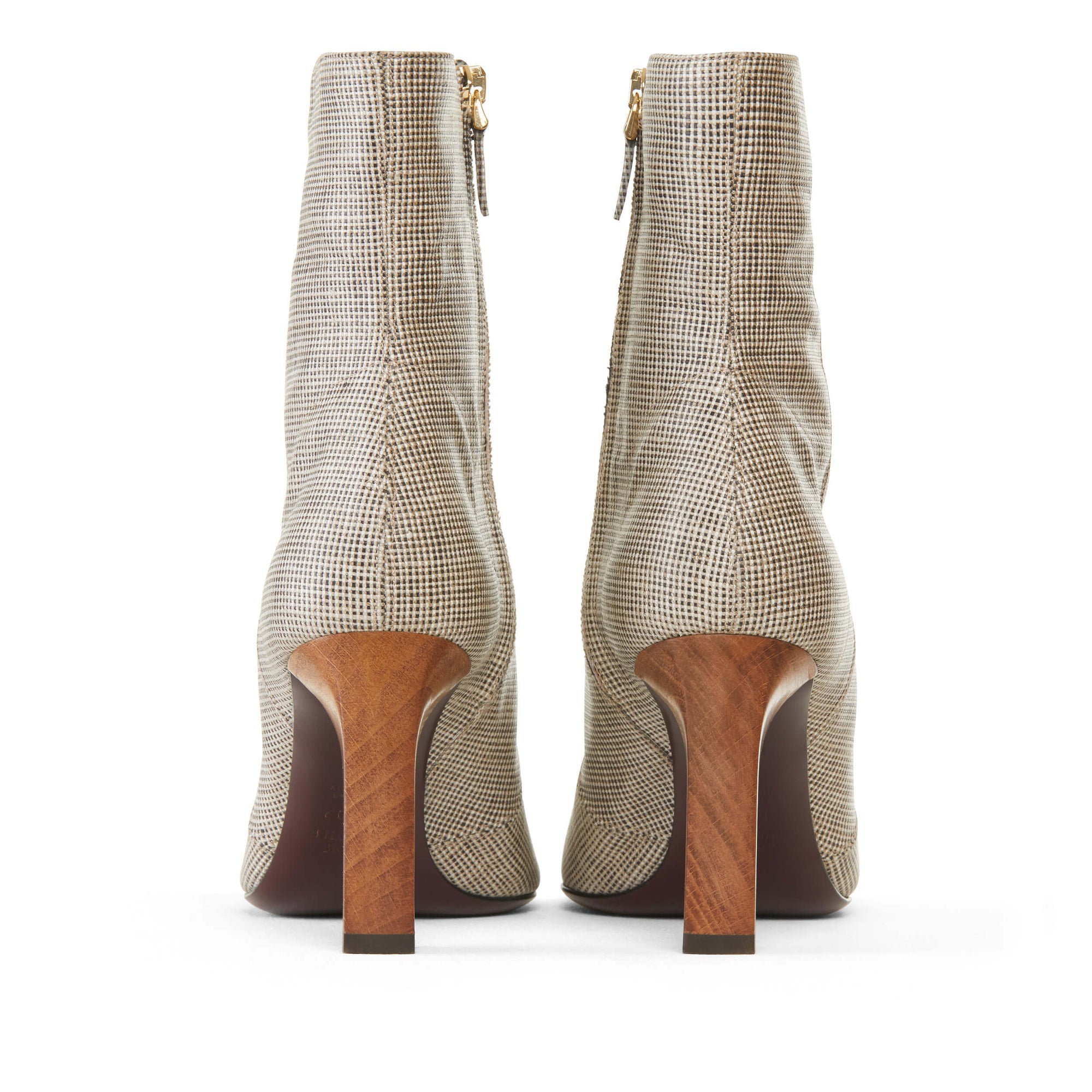 Modèle en lin enduit sur un talon de 8,5 cm. La hauteur idéale pour une allure élancée. Edition Signature N.002. La Ligne Numérotée.