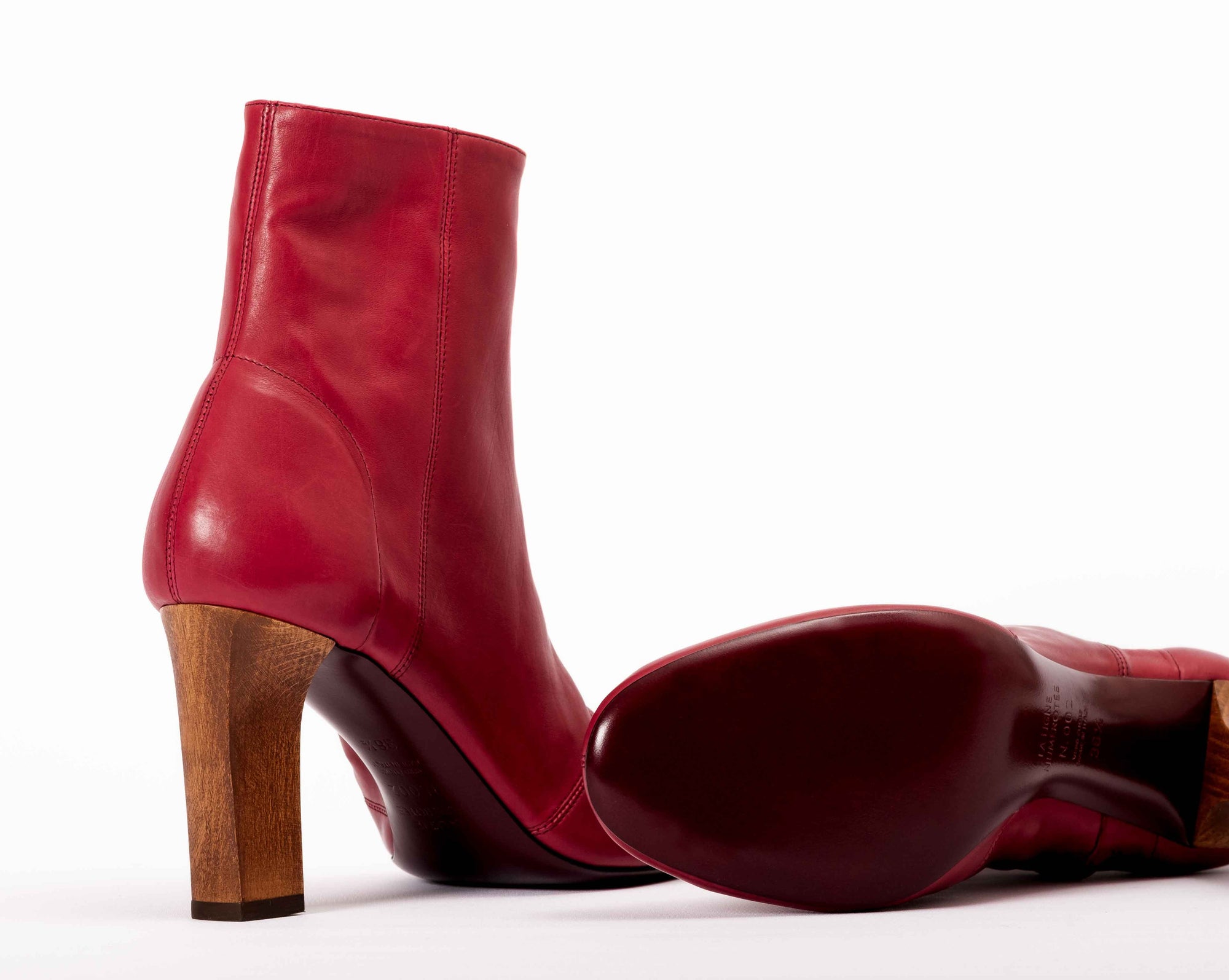 bottine tige mi-haute N.002 - talon de 8.5 cm -  en veau cuir lisse colori cerise La Ligne Numérotée - Edition Signature -  talon en bois