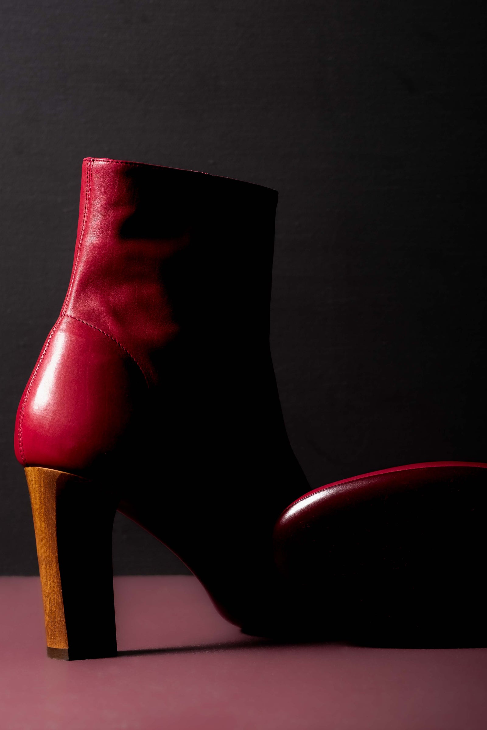 Edition Signature - boots N.002 en veau cuir lisse colori cerise La Ligne Numérotée  - seconde peaux - talon en bois