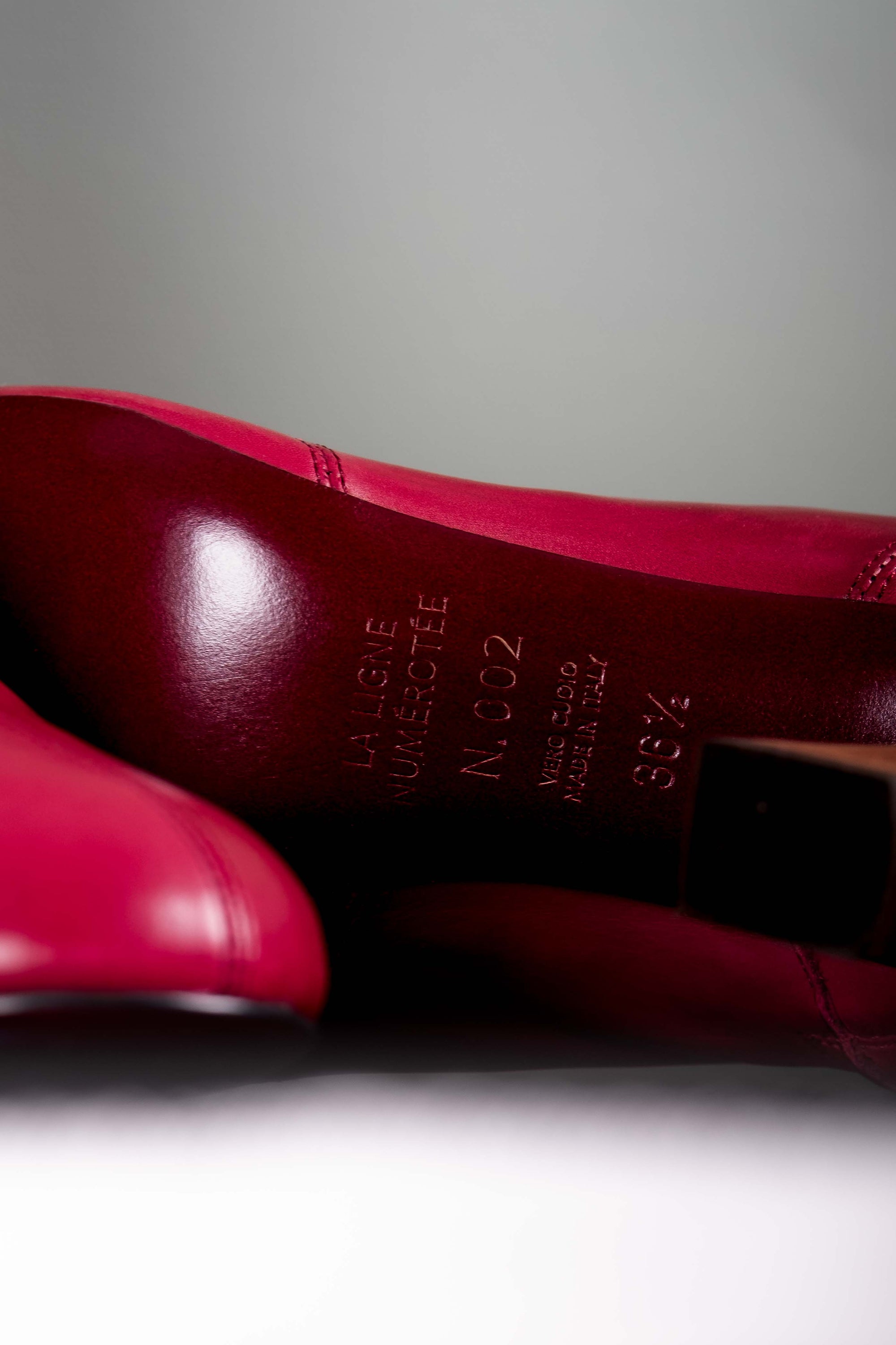 Edition Signature - Bottine N.002 en veau cuir lisse colori cerise La Ligne Numérotée  - talon en bois