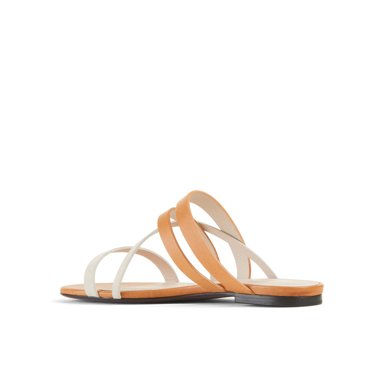 Elégante et féminine, la sandale N.003 est une création de la designer française Charlotte Sauvat. Une sandale d&#39;exception plate aux lignes simples et pures avec ses brides en cuir à tannage végétal. Fabriquée en Italie. La Ligne Numérotée.