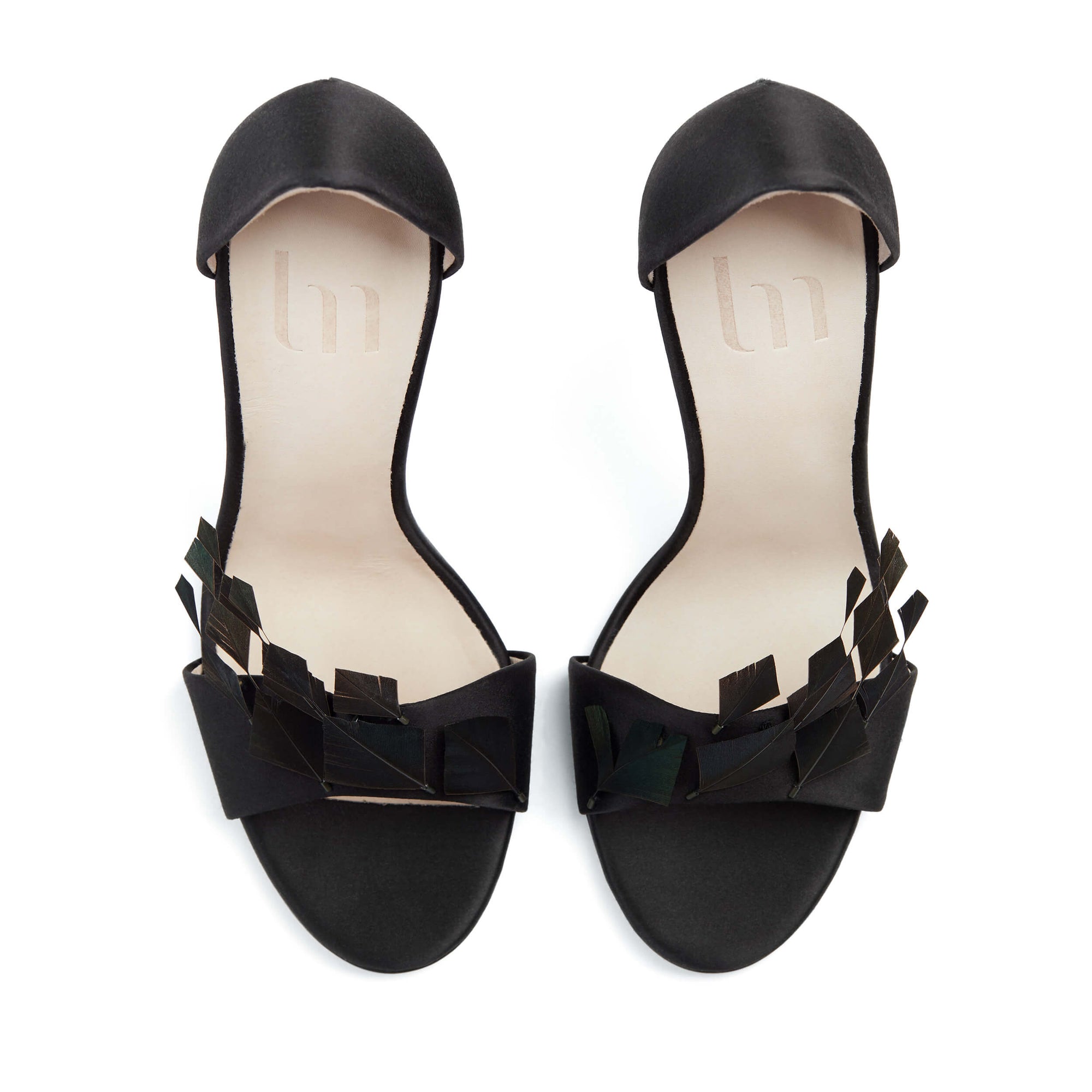 Sandale brodée à Paris : L’ENVOLÉE. Mise à l'honneur du savoir-faire de l’artisan et designer textile Janaïna Milheiro. La Ligne Numérotée