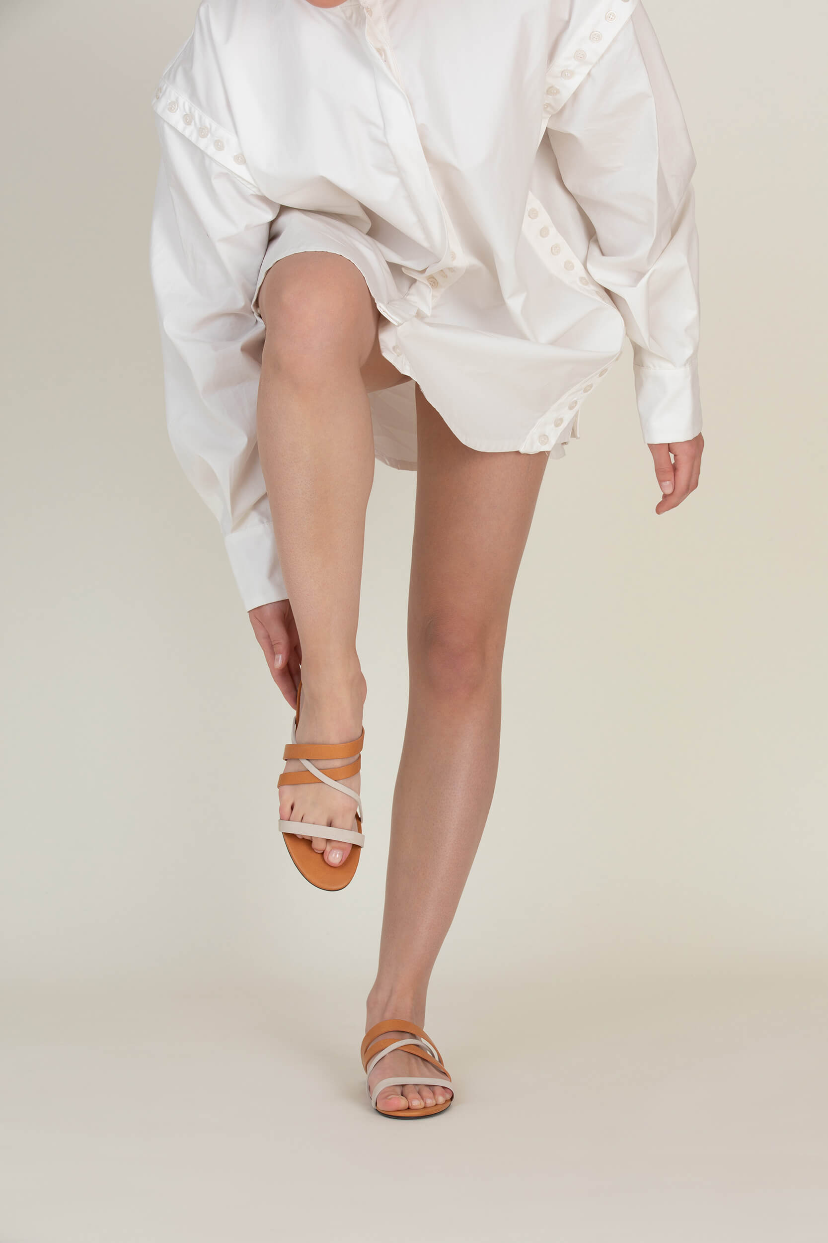 La sandale N.003 est une création de la designer française Charlotte Sauvat. Une sandale d'été plate aux lignes simples et pures, lumineuse on la porte cet été avec une chemise d'homme. La Ligne Numérotée.