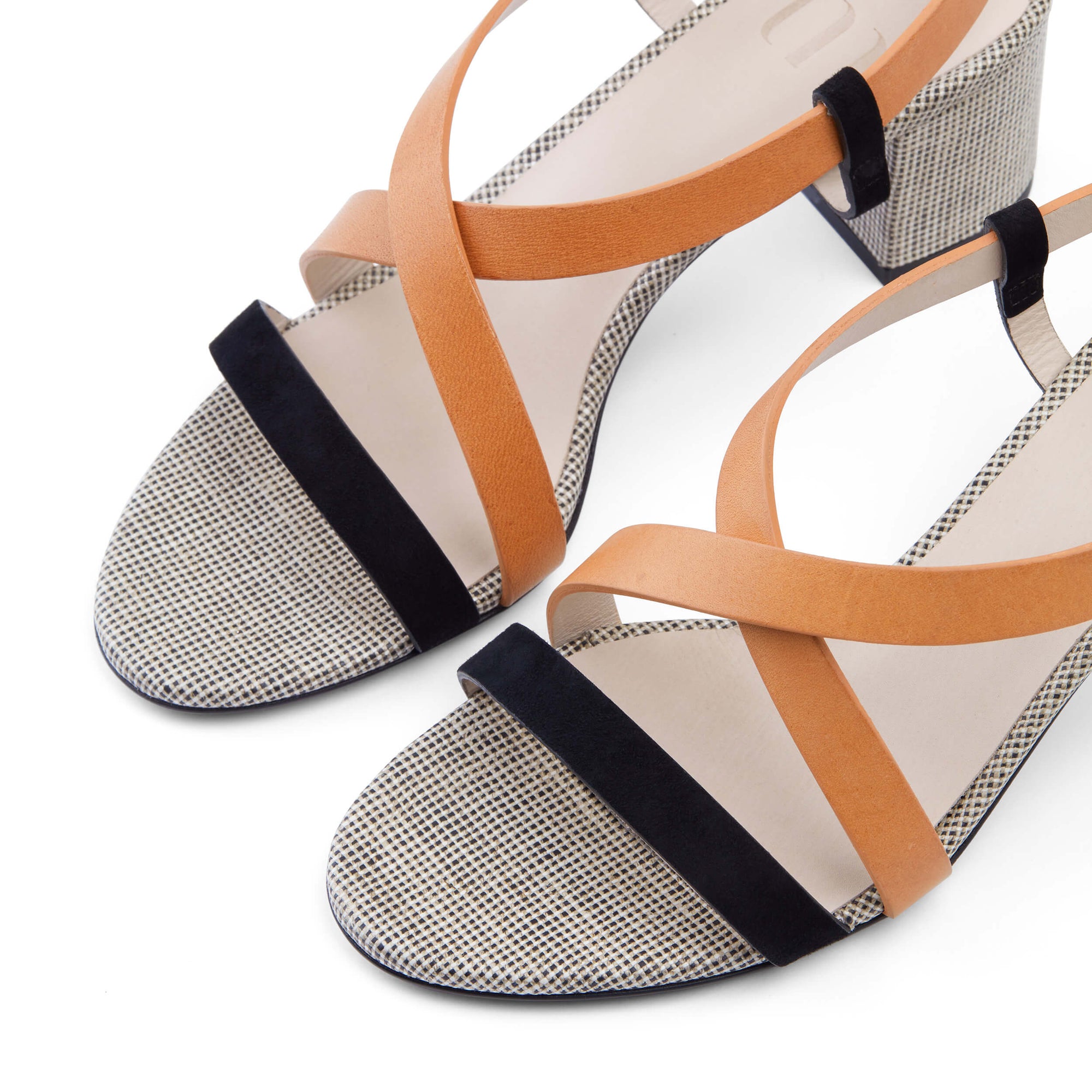 Sandale luxe petit talon. Edition Signature N.005, élégance et douceur des matières. La Ligne Numérotée