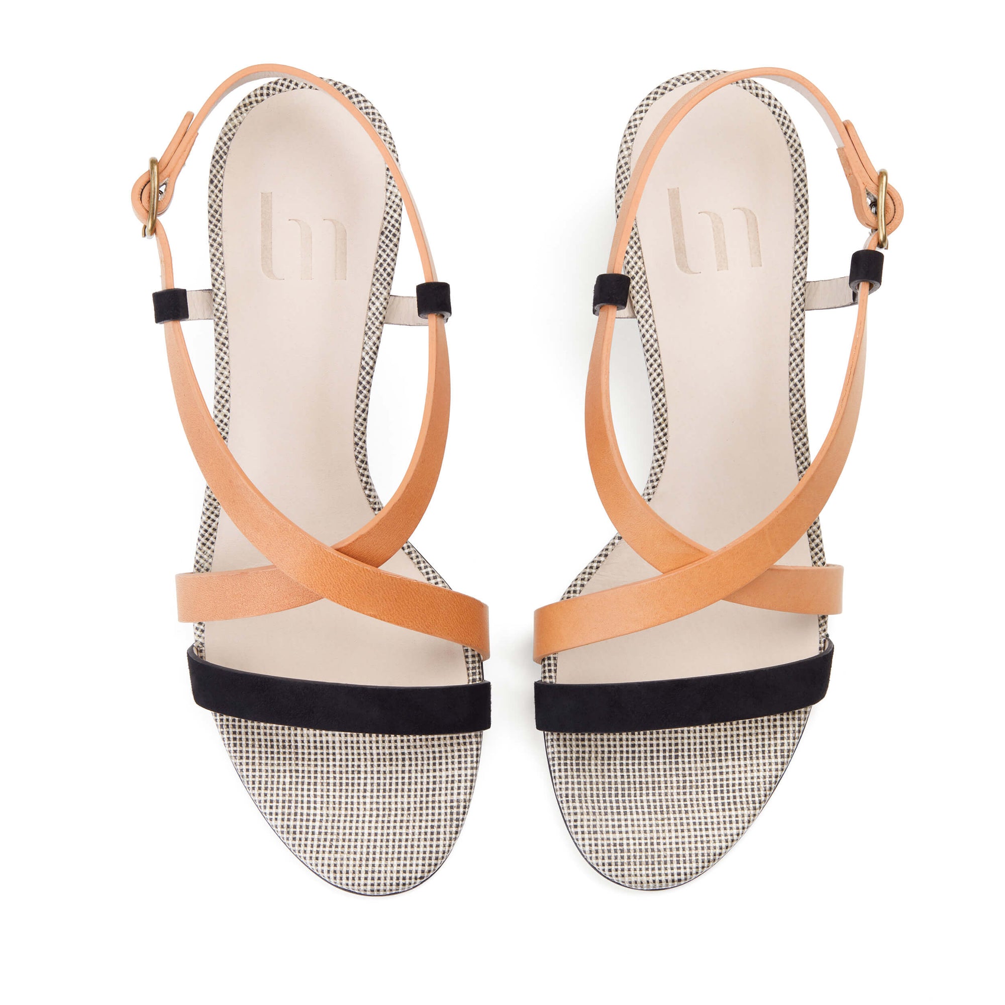 Sandale haut de gamme petit talon. Edition Signature N.005, cuir de veau à tannage végétal, chèvre velours et toile de lin. La Ligne Numérotée