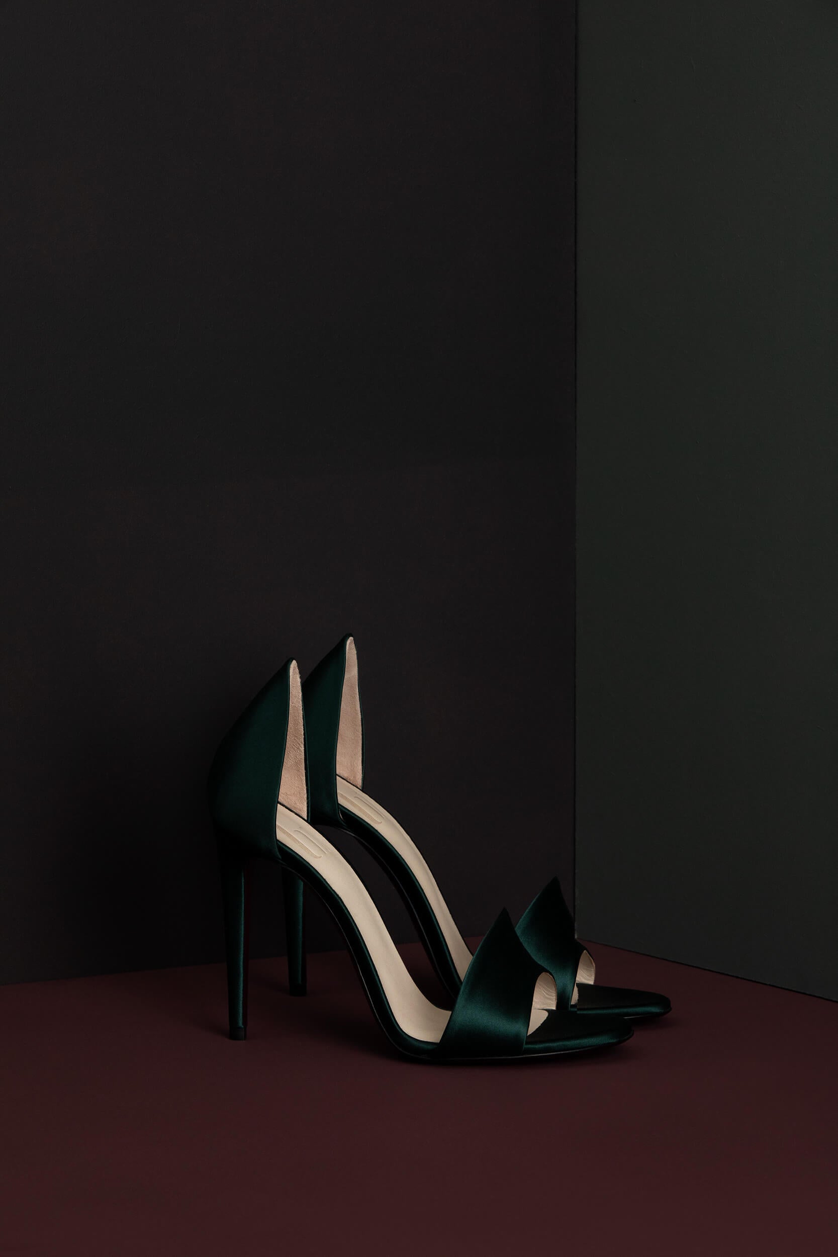 Edition Signature N.001. Sandale haute 10.5 cm en satin. Fabrication italienne. La Ligne Numérotée.