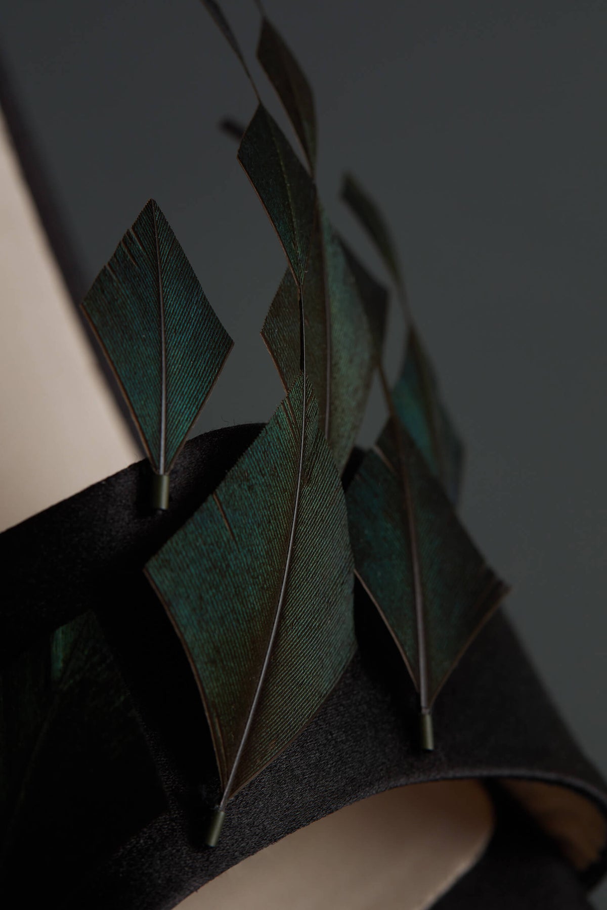 Sandale luxe satin noir brodée par l&#39;artiste designer textile Janaïna Milheiro. L&#39;Envolée Edition Limitée. La Ligne Numérotée 