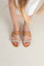 Elégante et féminine, la sandales d'été femme plate N.003 est produite en Italie dans un atelier familial. Un cuir à tannage végétal lumineux pour une sandale estivale. La Ligne Numérotée.
