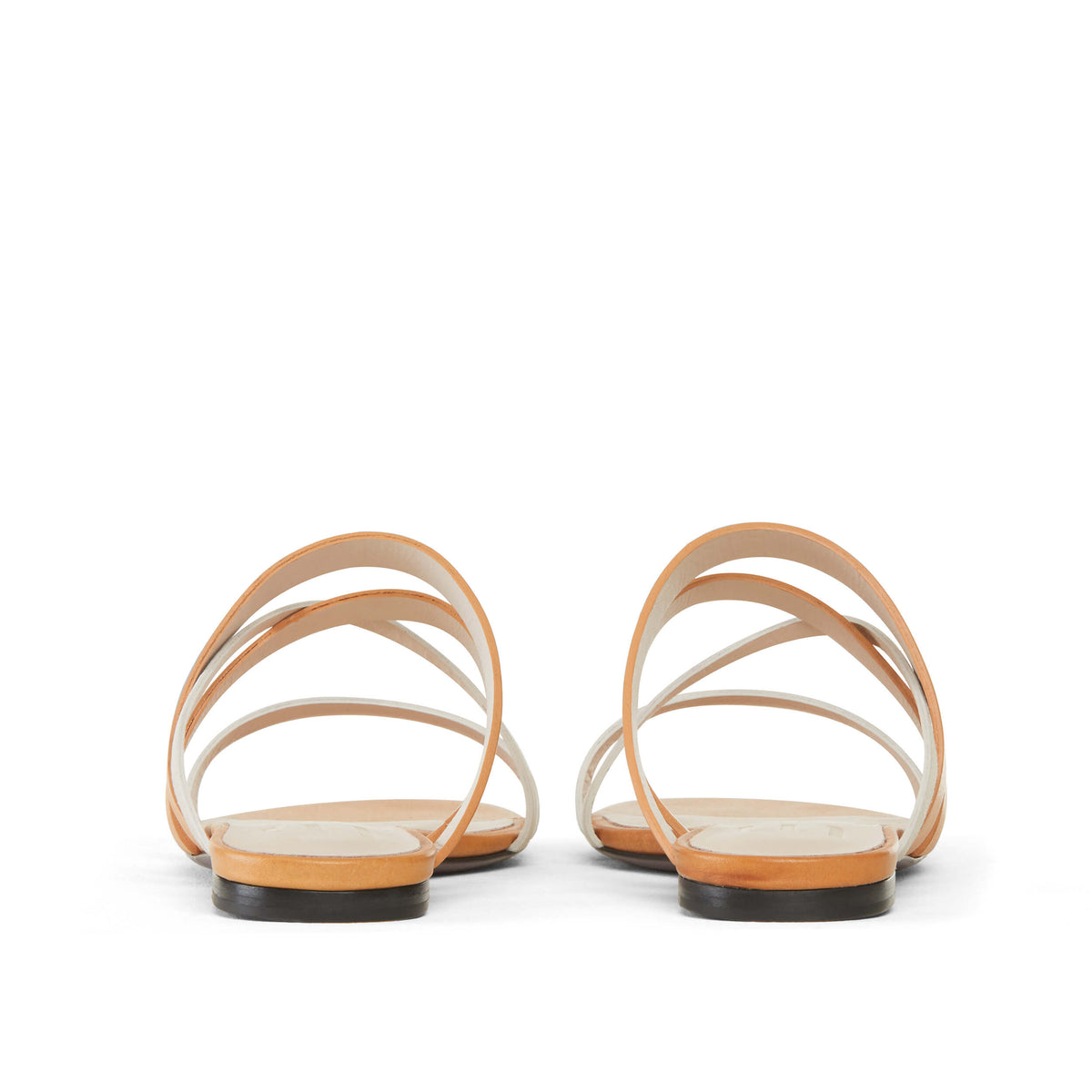 Notre sandale plate N.003 est une sandale plate de 0,5 cm. Pensée pour habiller vos tenues d&#39;été avec élégance et légèreté. Une création française fabriquée en Toscane, Italie. La Ligne Numérotée