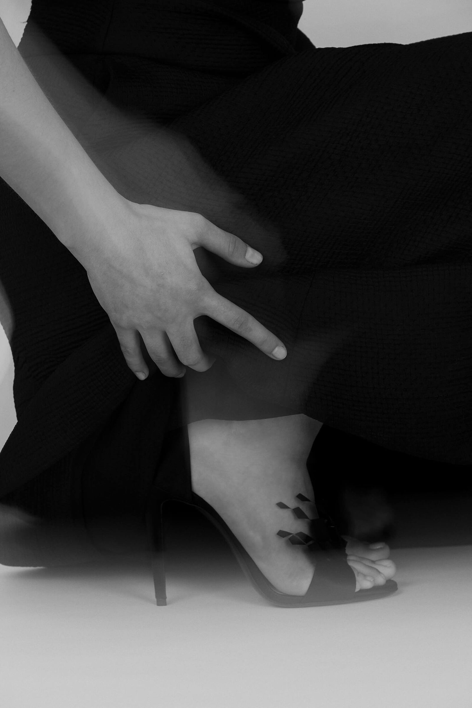 Sandale luxe brodée. L'Envolée, une sandale haut de gamme dessinée par la designer française Charlotte Sauvat. La Ligne Numérotée