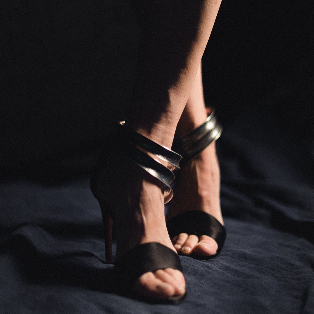 Chaussure haute couture imaginée pour un tapis rouge, le Met Ball ou cannes… Sandale bijou en argent massif 925 façonnée et martelée par le sculpteur Elie Hirsch – Une pièce Hors-Série sur commande - Talon de 10,5 cm – Designer Charlotte Sauvat pour La Ligne Numérotée